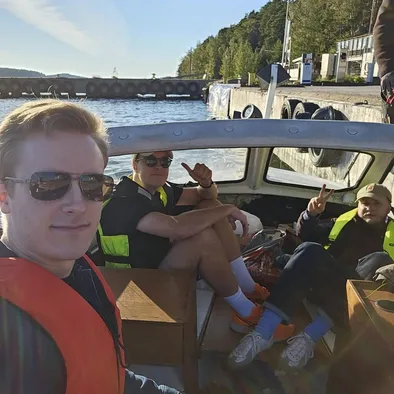 Tiimin veneretkellä vesillä